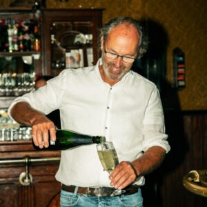 wilem schenkt champagne - de lindde